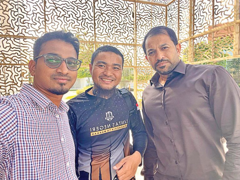 Indonesian cyclist traverses Oman, heads to Mecca promoting peace