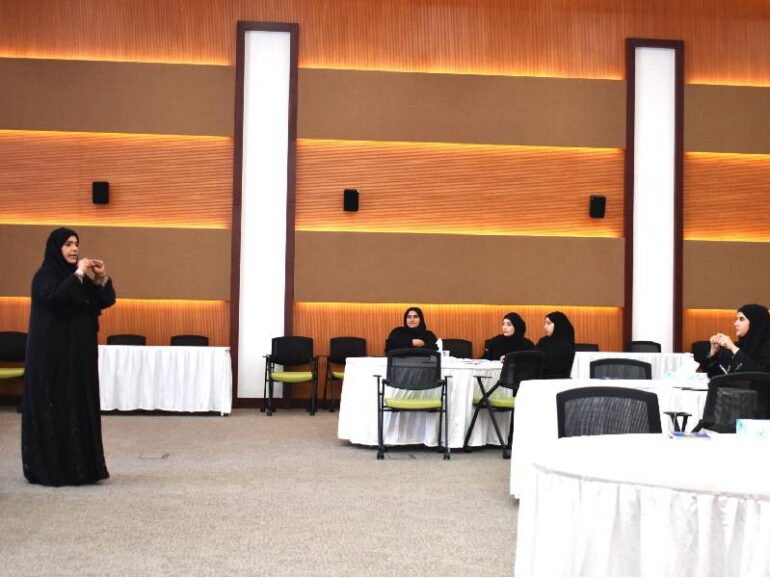 Oman’s social development ministry trains employees in sign language