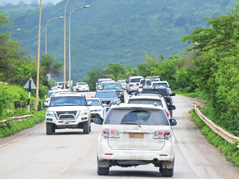 Traffic tests khareef visitors, but Dhofar keeps moving