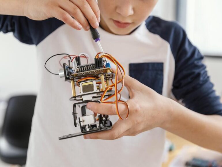 MoE empowers female teachers with robotics training to boost education