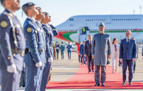 H M arrives in Madrid, official reception today