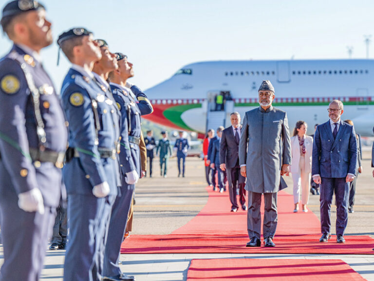 H M arrives in Madrid, official reception today