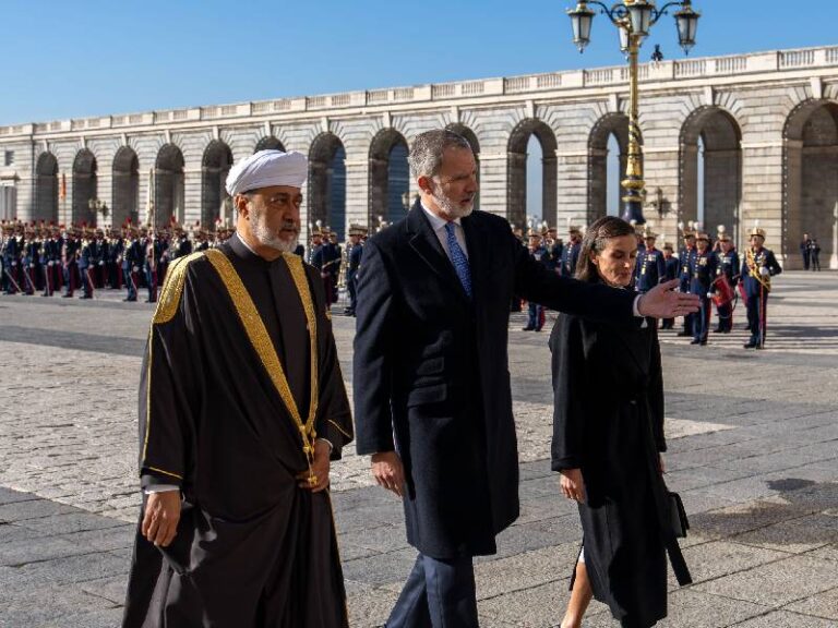 H M accorded grand welcome, addresses Spanish parliament