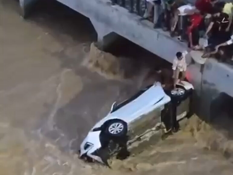 Pakistani expat hailed for rescuing two Indians in Barka