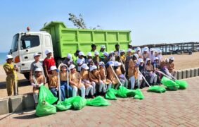   160 volunteers join beach clean-up campaign in Muscat