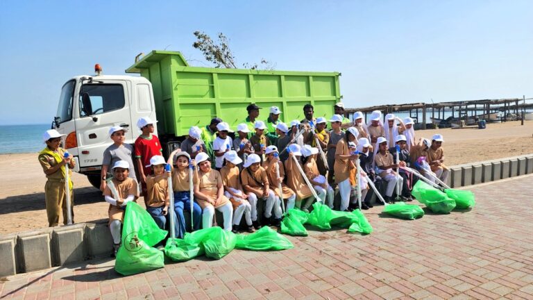   160 volunteers join beach clean-up campaign in Muscat