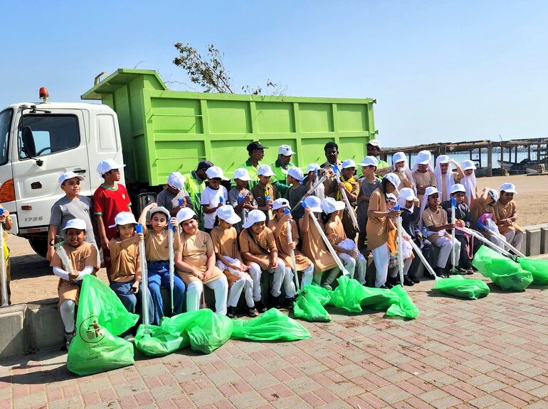   160 volunteers join beach clean-up campaign in Muscat