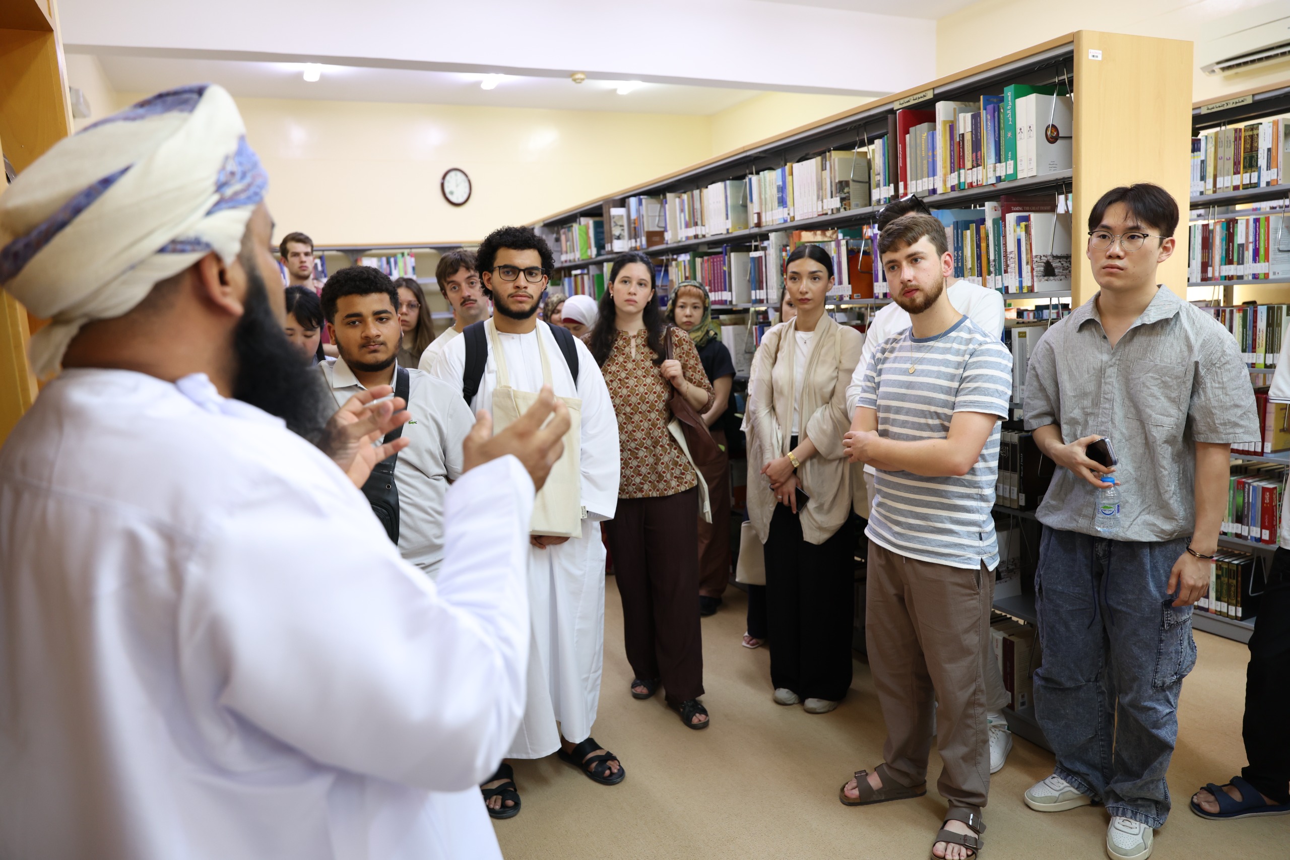 35 طالبًا من 17 دولة يلتحقون ببرنامج اللغة العربية في عُمان