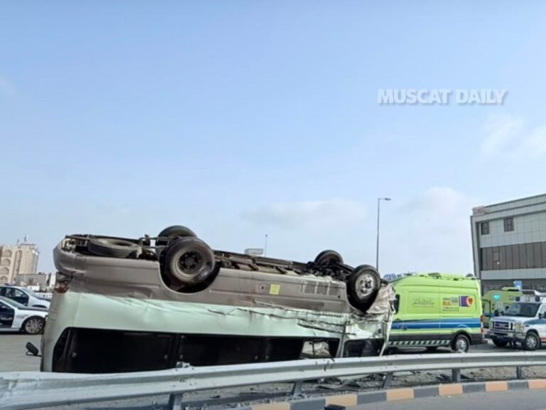 Eighteen injured following bus crash in Suhar