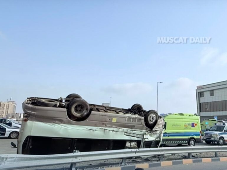 Eighteen injured following bus crash in Suhar