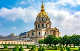 H M receives formal reception at Les Invalides in Paris