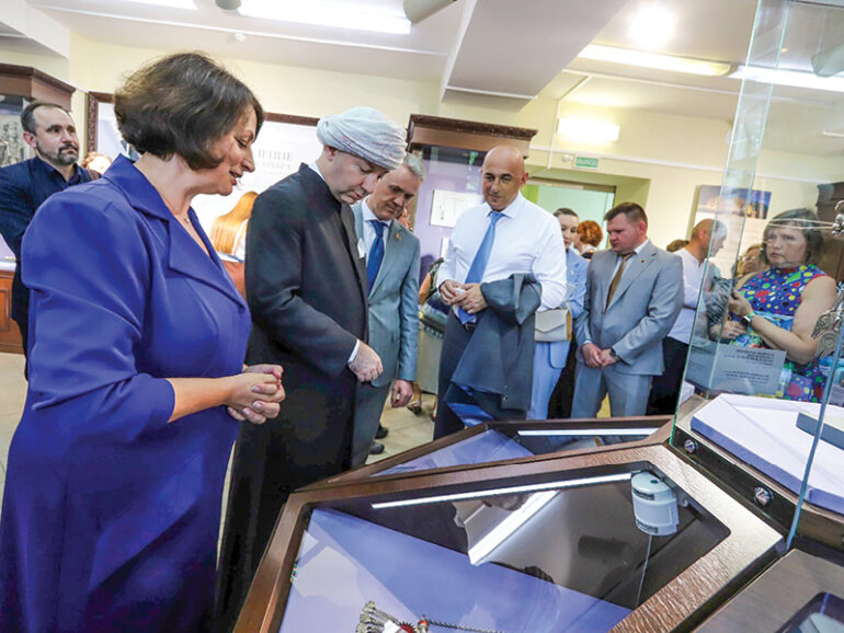 Royal artefacts and silver treasures go on display in Belarus