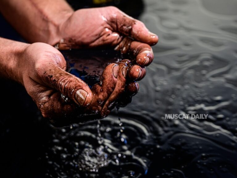 EA urges public to avoid swimming in oil spill-affected waters