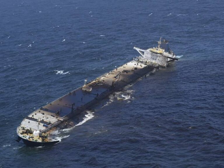 Hallaniyat oil spill in Oman
