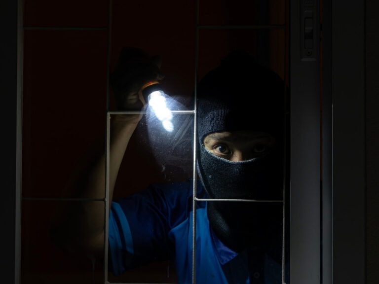 Two expats arrested for forcibly breaking into apartment in Yanqul
