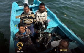 Muscat- Nine expatriate workers were arrested for violating Oman’s fisheries laws in three separate incidents along the Sultanate’s coasts between September 12 and 15, 2026. The arrests were made by inspection teams from the Ministry of Agriculture, Fisheries and Water Resources (MAFWR), represented by the Security and Safety Corporation, during regulatory patrols. In the first incident, on September 14, an inspection team patrolling the waters of Sarab, near Mahout in Al Wusta Governorate, intercepted a fishing boat carrying four expatriate workers who were fishing for squid. The workers, boat and seized fish were detained. On September 15, during a patrol along the Juwairah coast near Jalan Bani Bu Hassan in South Al Sharqiyah Governorate, the team spotted four expatriate workers returning from the sea. When the land patrol approached, the workers fled towards the sea, abandoning their fishing boat. The team seized the boat’s 60-horsepower engine and a quantity of shrimp, while legal procedures are being completed. In a separate incident on September 12, an inspection team patrolling the waters off Duqm intercepted a 25-foot fishing boat carrying an expatriate worker who was fishing for sardines. The worker, boat and fish were seized. MAFWR urged fishermen to comply with the marine fishing law and regulations.