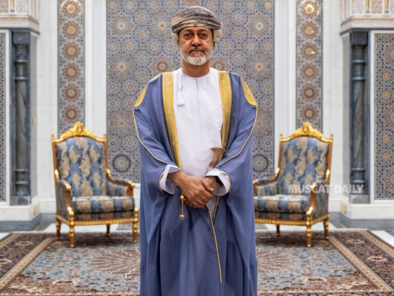 His Majesty confers royal orders on officials at Al Barakah Palace