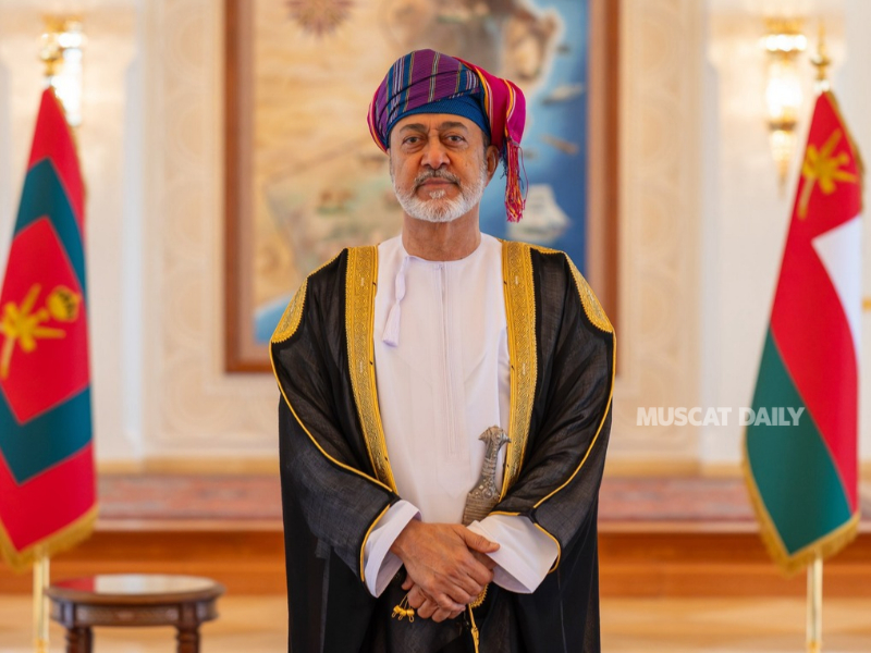 His Majesty confers royal orders on officials at Al Barakah Palace
