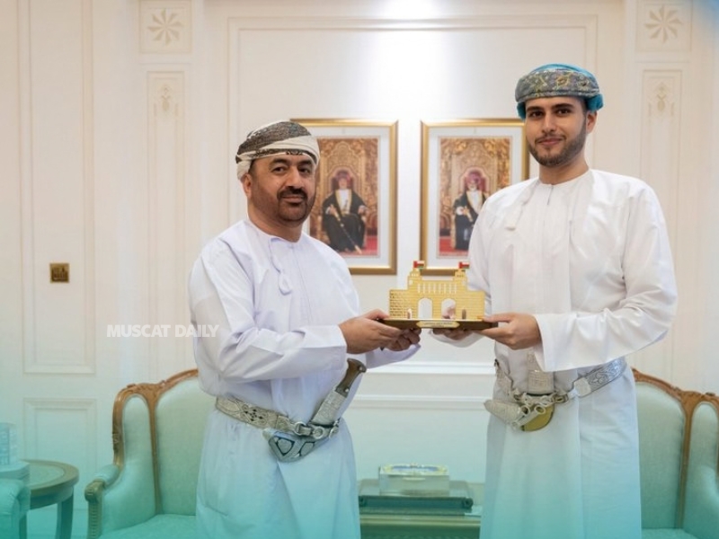 Sayyid Theyazin honours former governors of Amerat and Baushar