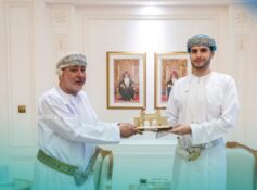 Sayyid Theyazin honours former governors of Amerat and Baushar